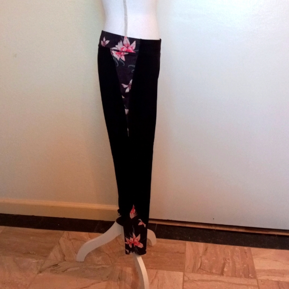 🖤🌺Roxy Black Sporty Athletic Leggings W/Zip Pocket & Flower Accents. Size XL